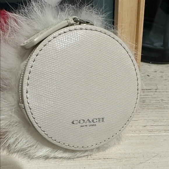 Fluffy White Cat Face Coin Accessory - Picture 7 of 7